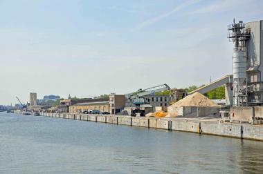 The Port of Brussels offers a range of possibilities for accommodating companies wishing to set up near the Canal. - &copy;EAS - ADT