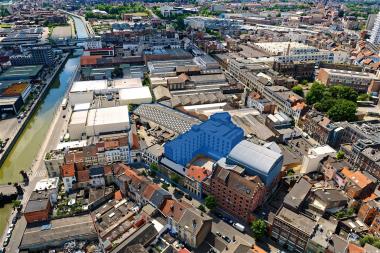 De tijdelijk te gebruiken verdiepingen bevinden zich in de blauw ingekleurde gebouwen op de in het blauw omlijnde Manchestersite - &copy;sau-msi.brussels (Simon Schmitt - www.globalview.be)